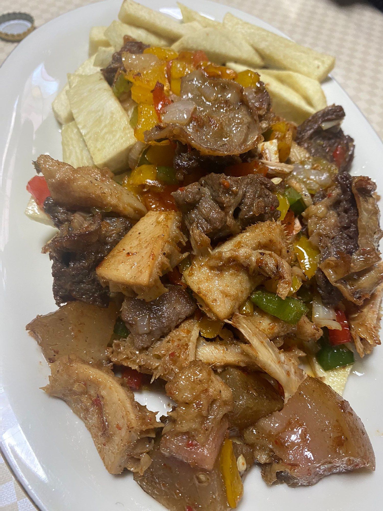 Assorted meat with peppers served with boiled yam